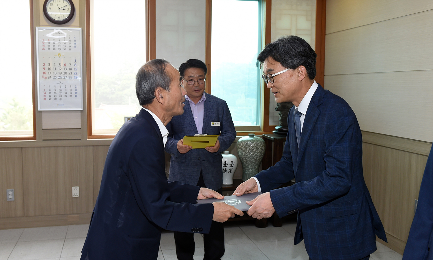 김제시, 전라북도 모범납세자 증명서 전달 이미지(4)
