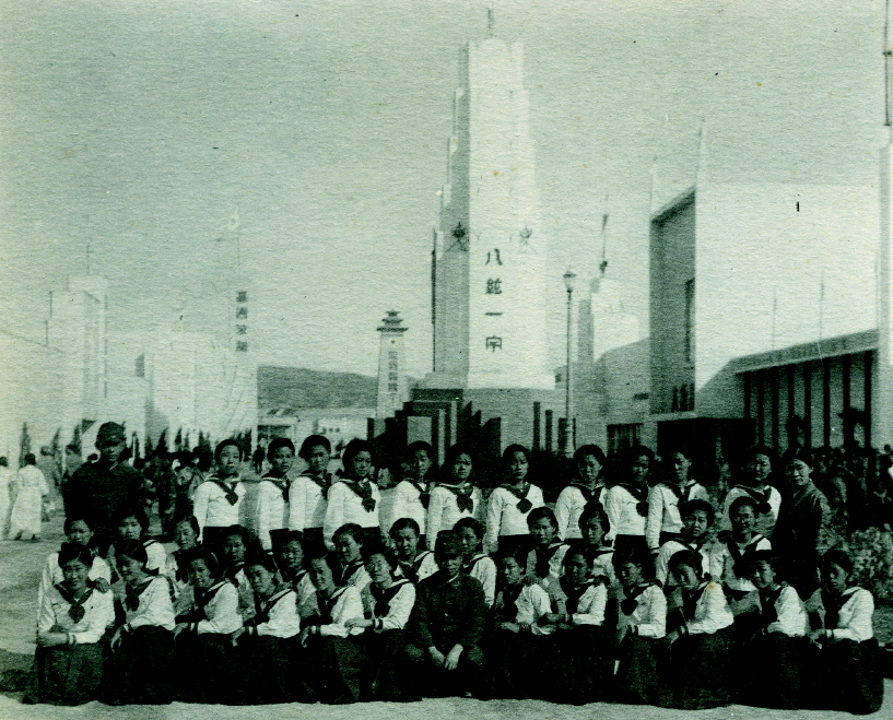 팔굉일우 탑앞에서 찍은 여학생 단체사진 이미지(1)