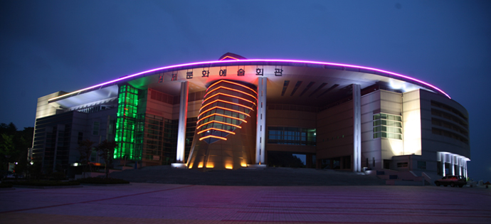 김제문화예술회관 야간 전경